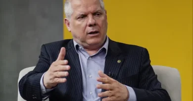 Presidente do INSS é afastado após operação da PF sobre fraude