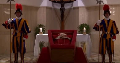 Vaticano divulga primeiras imagens de papa Francisco no caixão;