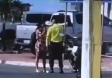 Agente de trânsito é filmado dando socos no rosto de mulher em Trindade