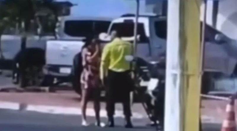 Agente de trânsito é filmado dando socos no rosto de mulher em Trindade