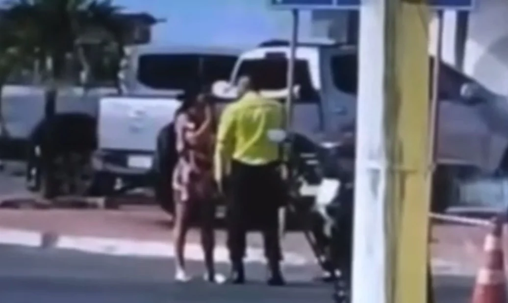 Agente de trânsito é filmado dando socos no rosto de mulher em Trindade