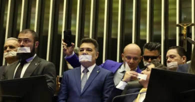 Hugo Motta convoca sessão presencial e ameaça suspender deputados da oposição
