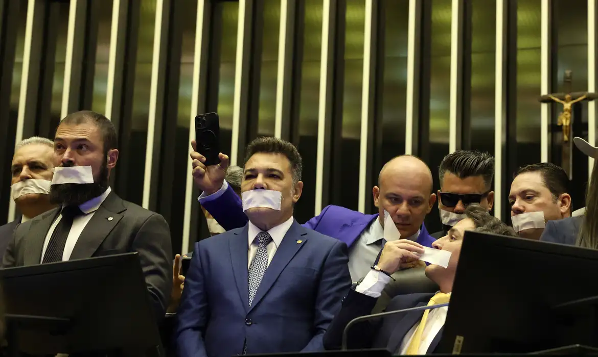 Hugo Motta convoca sessão presencial e ameaça suspender deputados da oposição