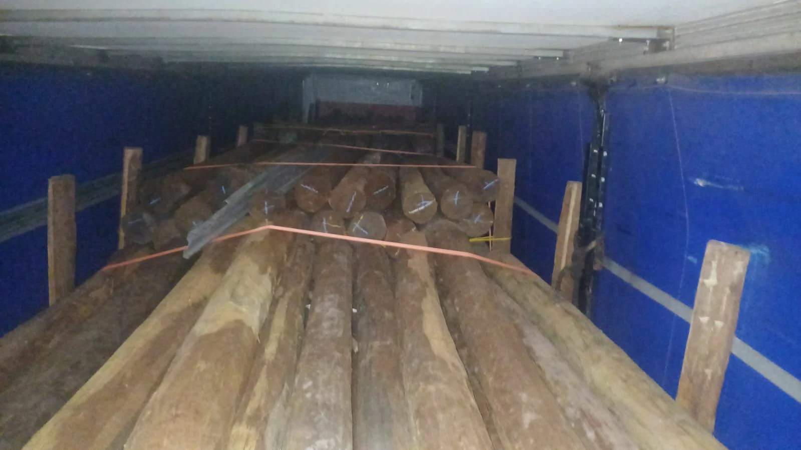 PRF apreende 70 m³ de madeira irregular na BR-153, em Goiás