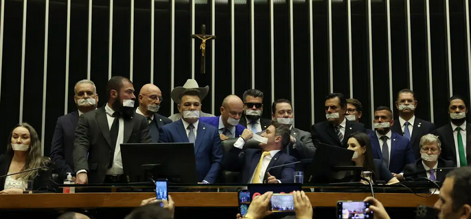 Hugo Motta convoca sessão presencial e ameaça suspender deputados da oposição
