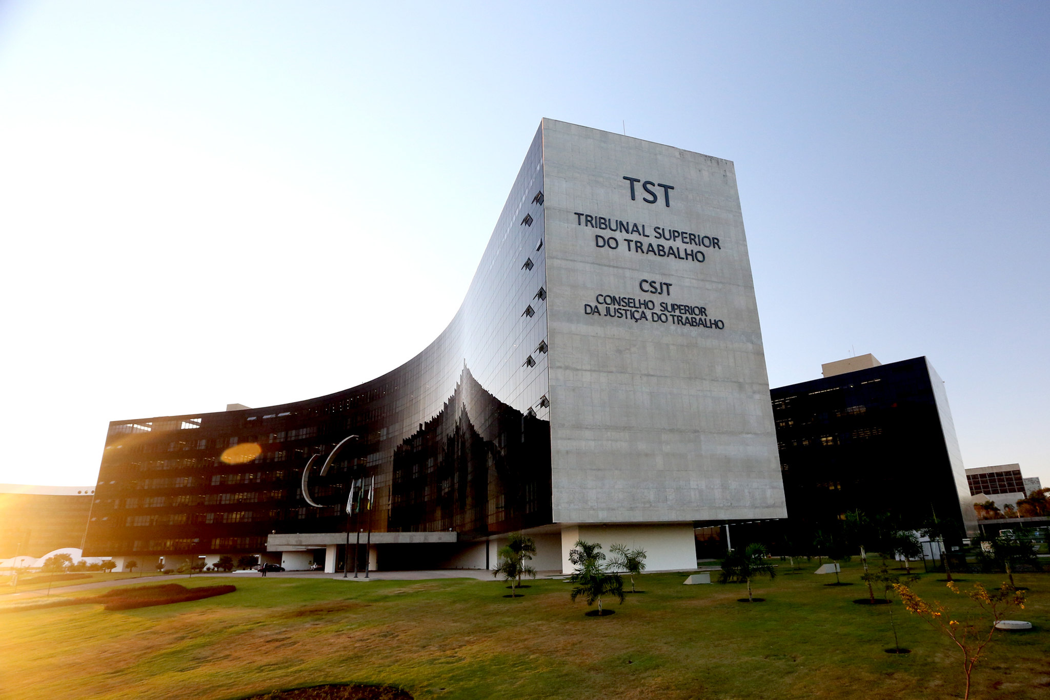 TST mantém contrato milionário para serviços de “faz-tudo VIP” em imóveis de ministros