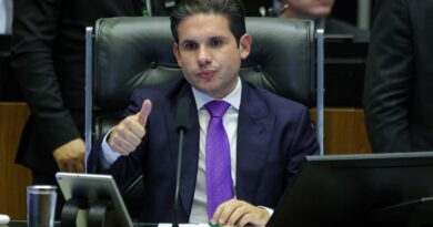 Hugo Motta barra indicação de Eduardo Bolsonaro como líder da minoria na Câmara