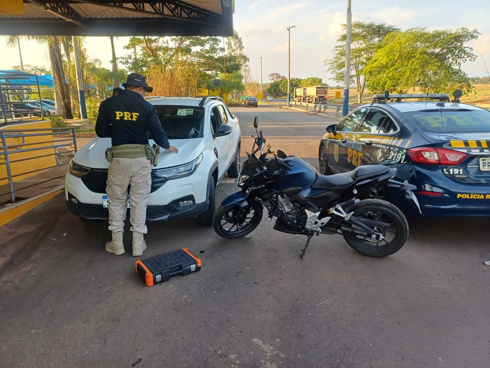 PRF recupera carro e moto roubados em cegonha na BR-153, em Morrinhos