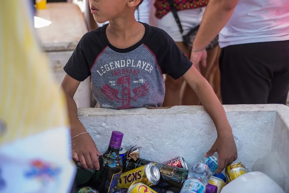 Sete em cada dez adolescentes compram bebida alcoólica sem restrição no Brasil, aponta levantamento