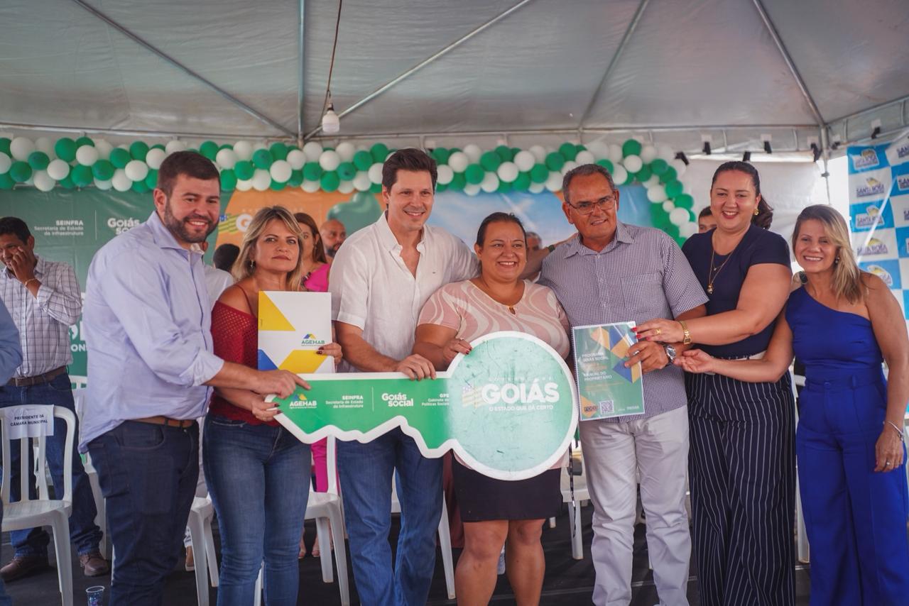 Daniel Vilela destaca transformação social em entrega de 100 casas a custo zero