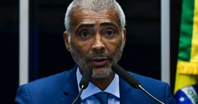 Justiça determina leilão de bens de Romário para quitar dívida milionária
