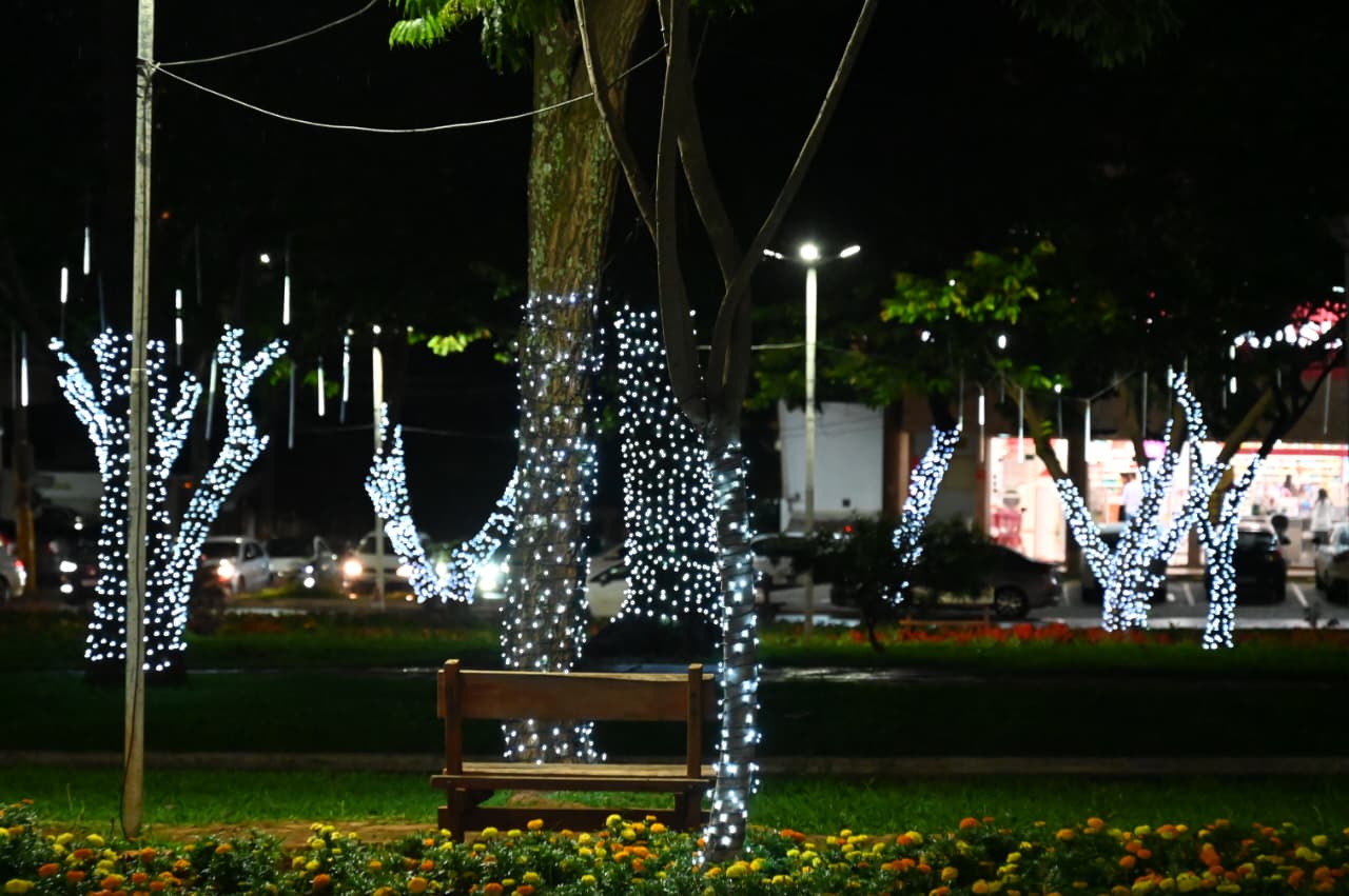 Prefeito Sandro Mabel inaugura iluminação do “Natal para Todos” na Praça Wilson Sales