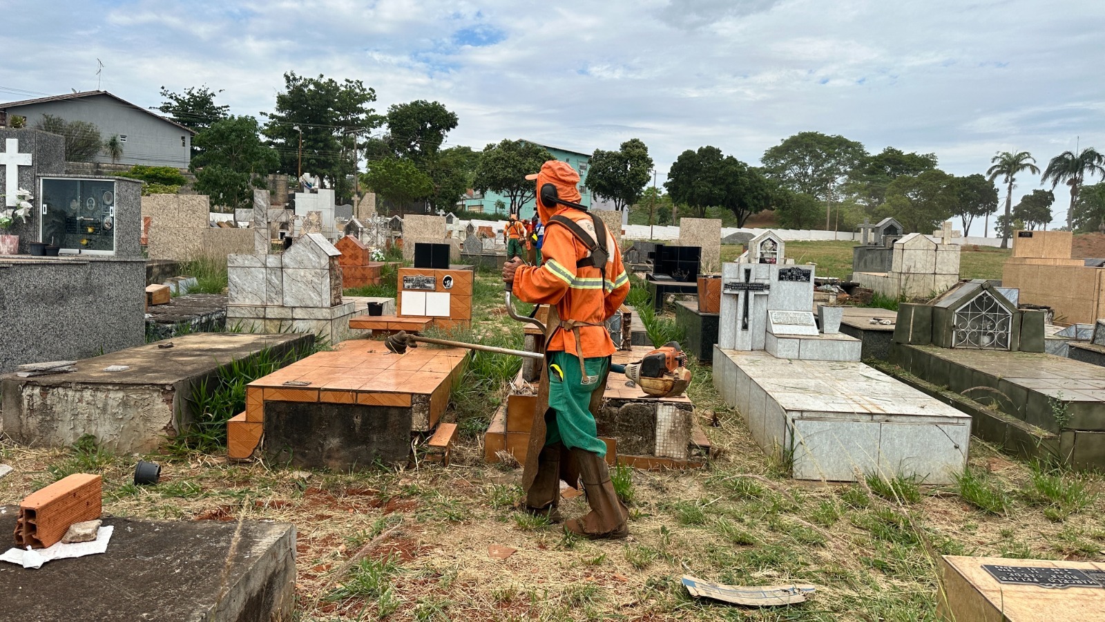 Goiânia reforça zeladoria em cemitérios municipais