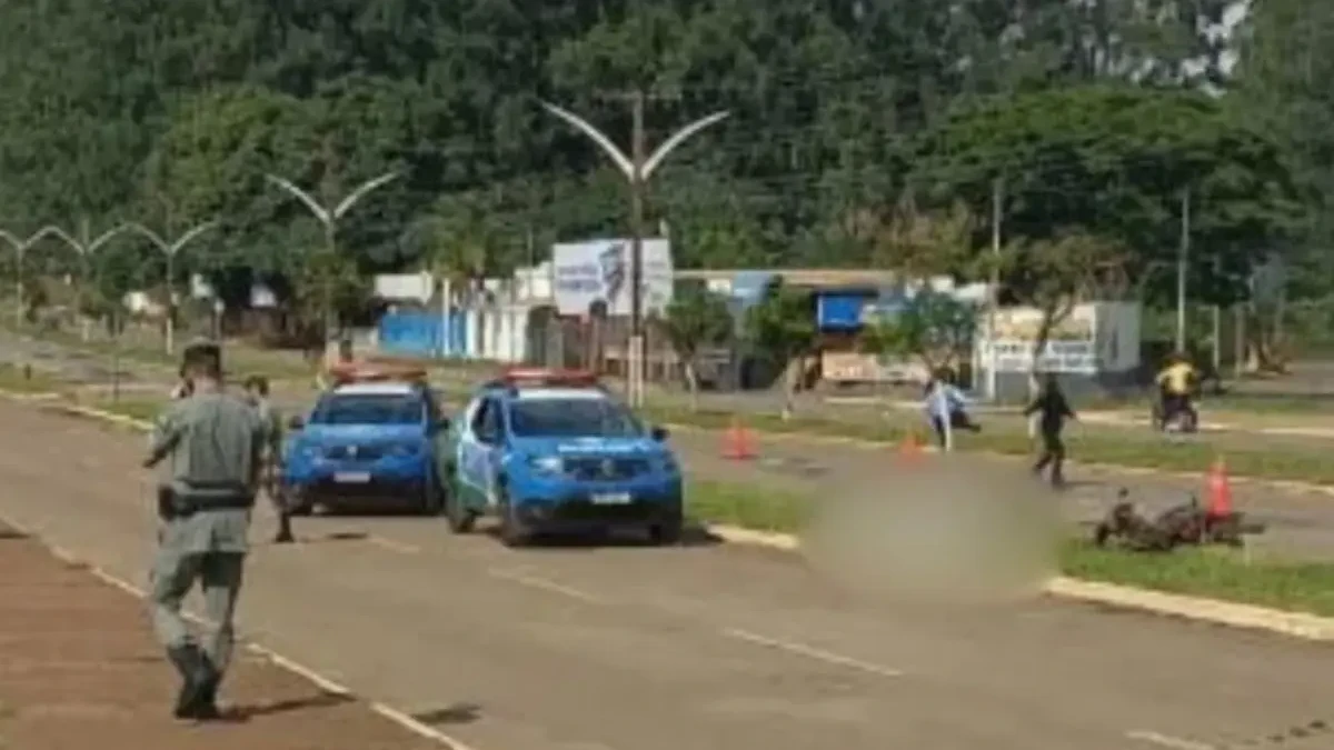 Mulher morre após perder controle de moto e bater em árvore em Catalão