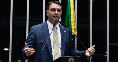 Flávio Bolsonaro condiciona desistência da candidatura à liberação do pai nas urnas