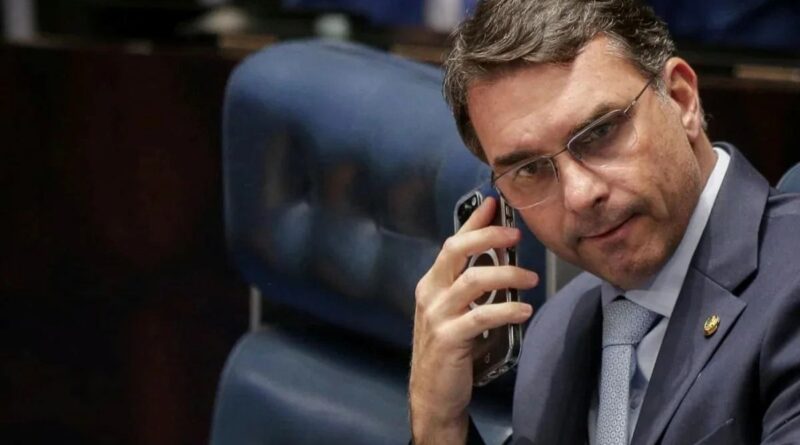 Centrão resiste e tenta isolar Flávio Bolsonaro