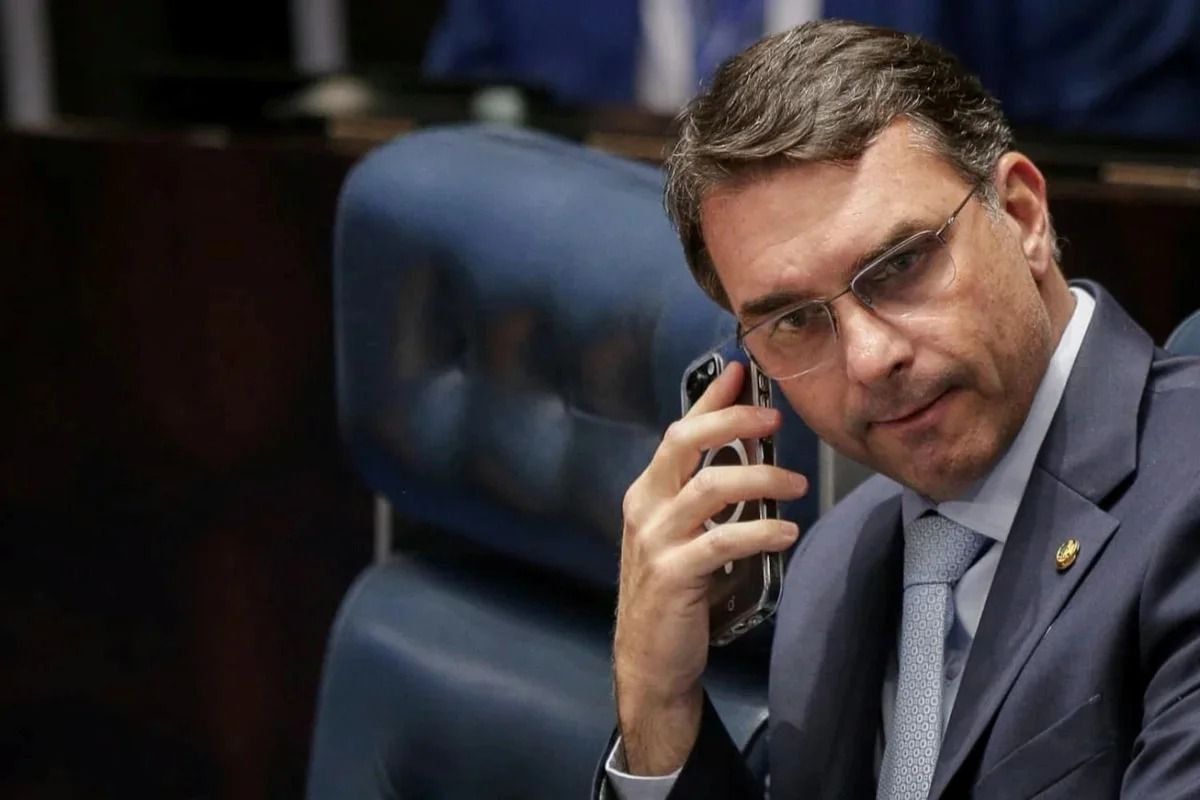 Centrão resiste e tenta isolar Flávio Bolsonaro