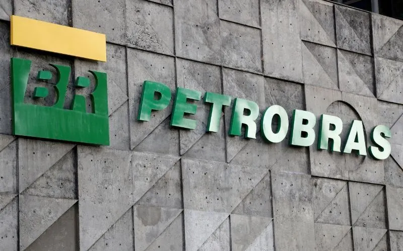Funcionários da Petrobras entram em greve por tempo indeterminado