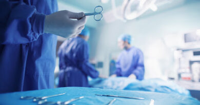 Falso médico mata mulher após cirurgia com vídeo do YouTube