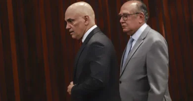 Moraes se declara suspeito e envia para gilmar mendes habeas corpus que tenta tirar Bolsonaro da Papudinha