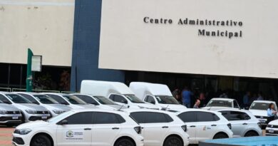 Prefeito Sandro Mabel entrega novos veículos para reforçar frota da Secretaria de Saúde