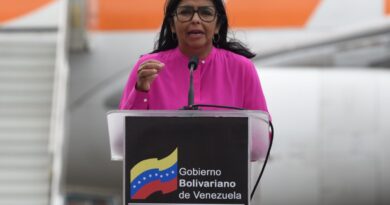 Venezuelanos pedem novas eleições e rejeitam Delcy Rodríguez