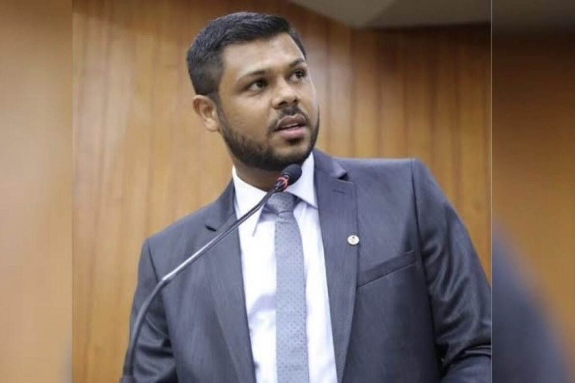 Romário Policarpo discursa na Câmara de Goiânia; projeto quer batizar terminais com nomes de Atlético, Goiás e Vila Nova