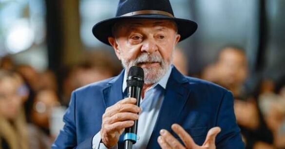 Lula discursa em evento de campanha enquanto o PT explora o caso Ana Clara contra Flávio Bolsonaro