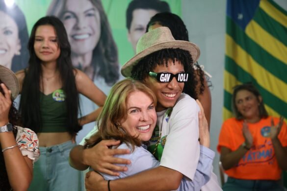 Fátima Gavioli em encontro com apoiadores da educação em Nerópolis, Goiás