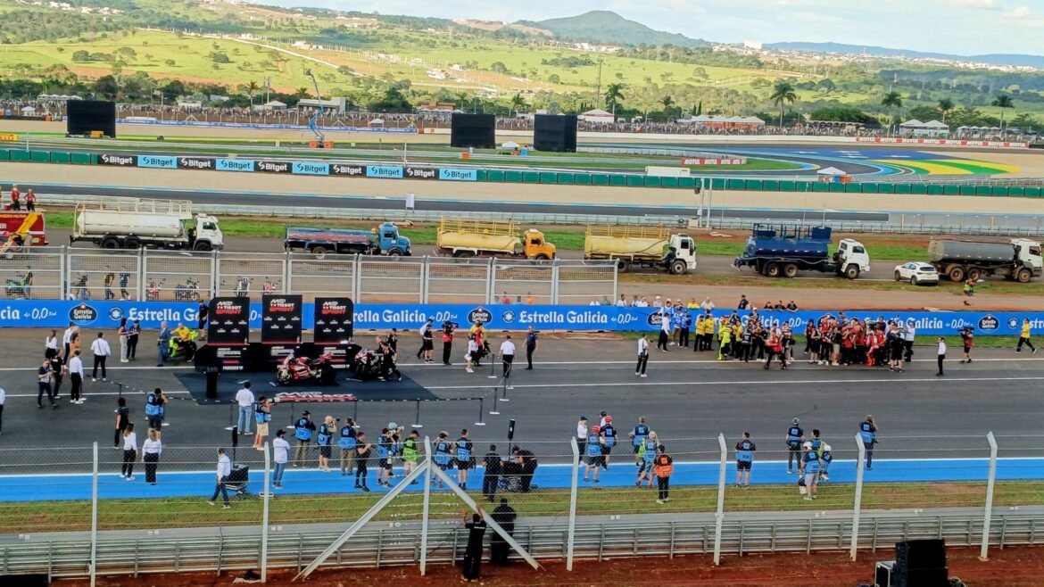 Público e motocicletas no autódromo em registro da MotoGP Goiânia de 2026
