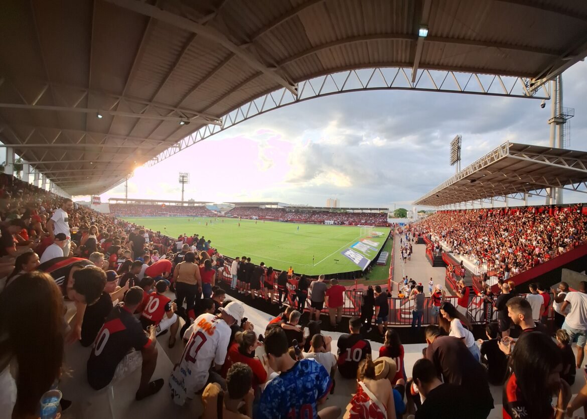 Torcedores nas arquibancadas do Antônio Accioly durante Atlético-GO x Guarani em 2023