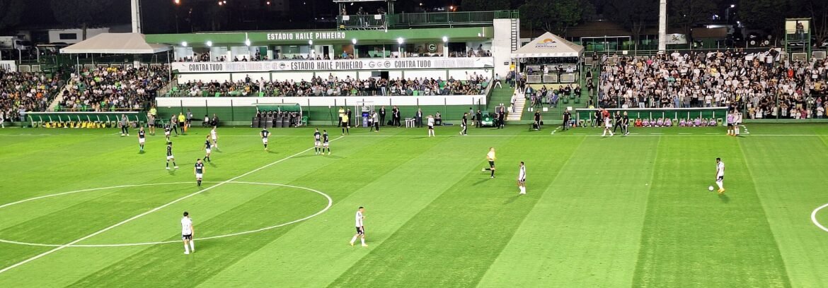Vista do gramado e das arquibancadas da Serrinha em partida noturna de 2023
