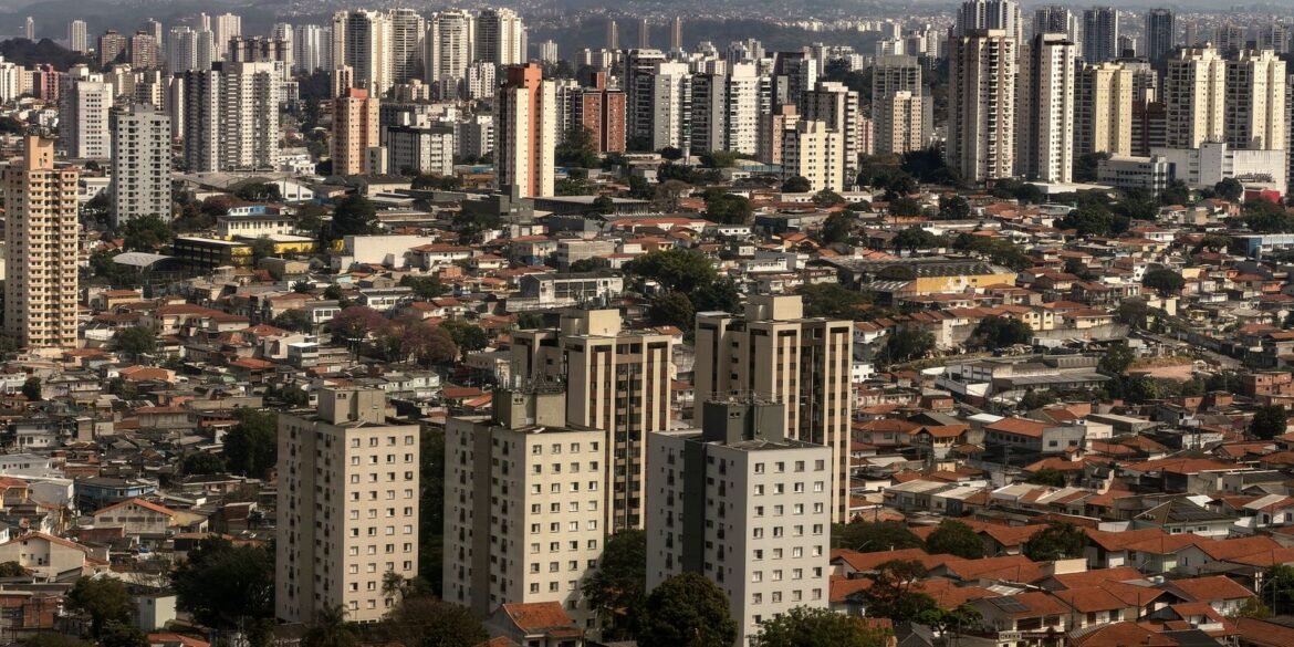 Edifícios residenciais e comerciais na cidade de São Paulo.