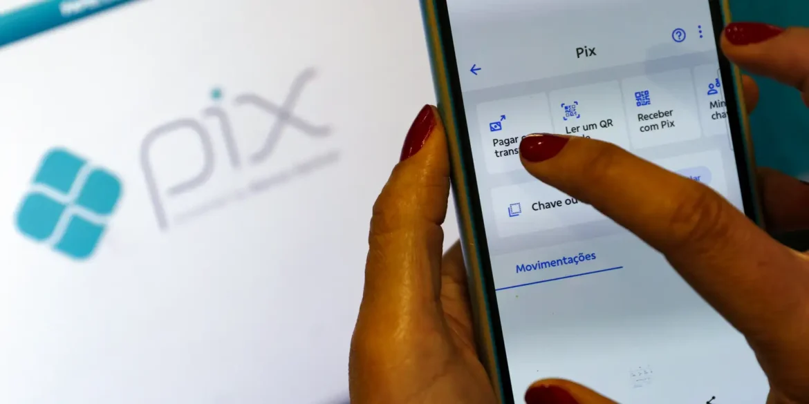 Celular com aplicativo bancário e opção de Pix.