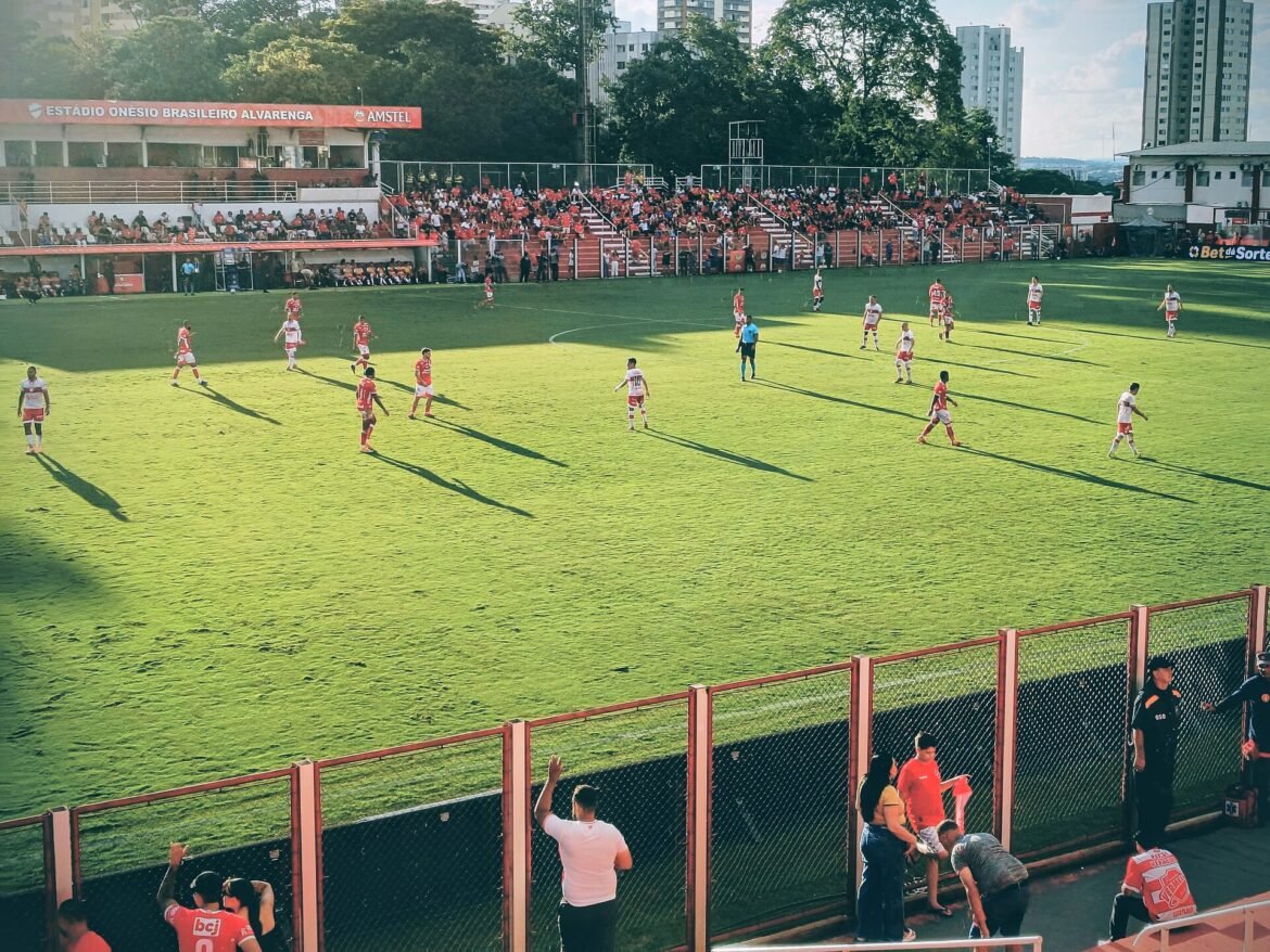 Gramado e arquibancadas do OBA durante Vila Nova x CRB, em março de 2026