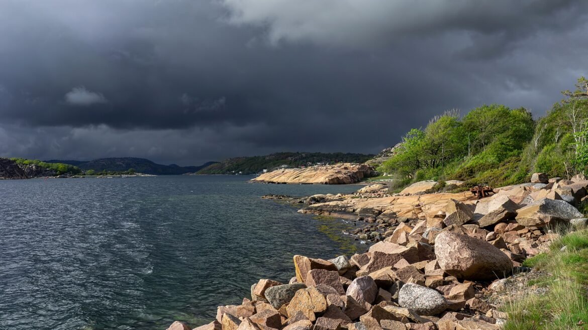 Nuvens escuras sobre o litoral rochoso de Brofjorden, na Suécia.