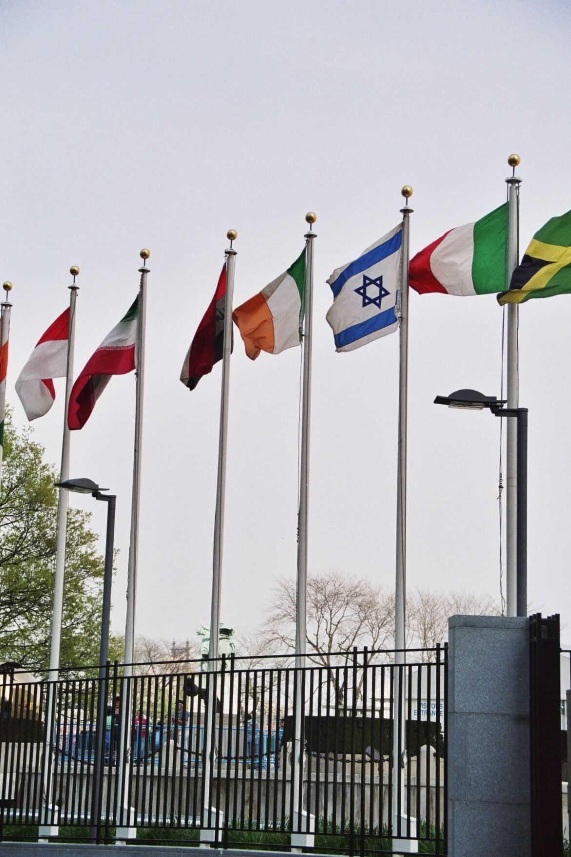Bandeiras de países diante da sede das Nações Unidas.