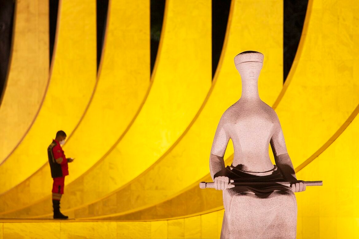 Escultura da Justiça com olhos vendados e espada no colo.