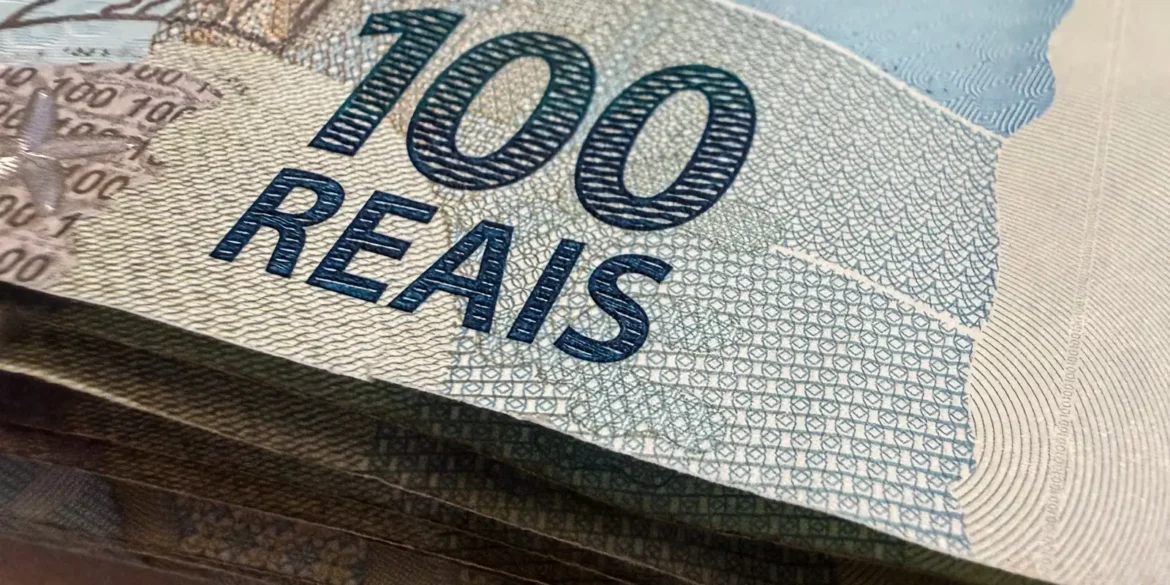 Detalhe de nota de cem reais.