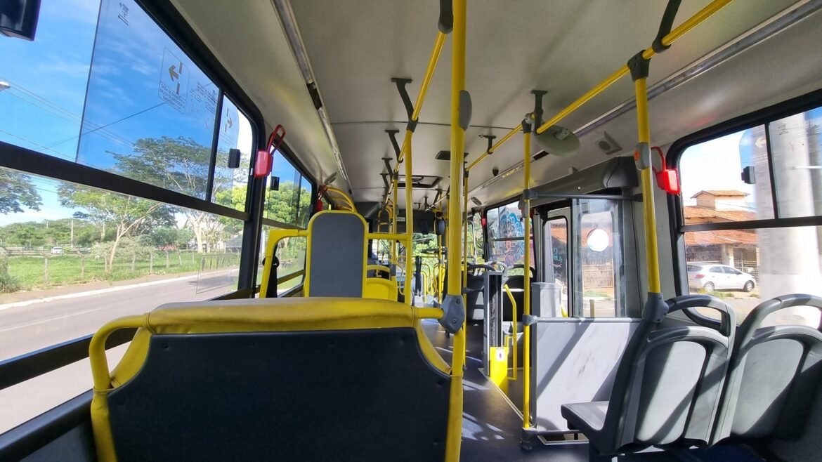 Interior de um dos Ônibus em Goiânia, com bancos e barras amarelas, em foto de arquivo de 2023