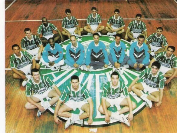 Ex-jogador de vôlei Adriano Carneiro em quadra pela equipe do Palmeiras
