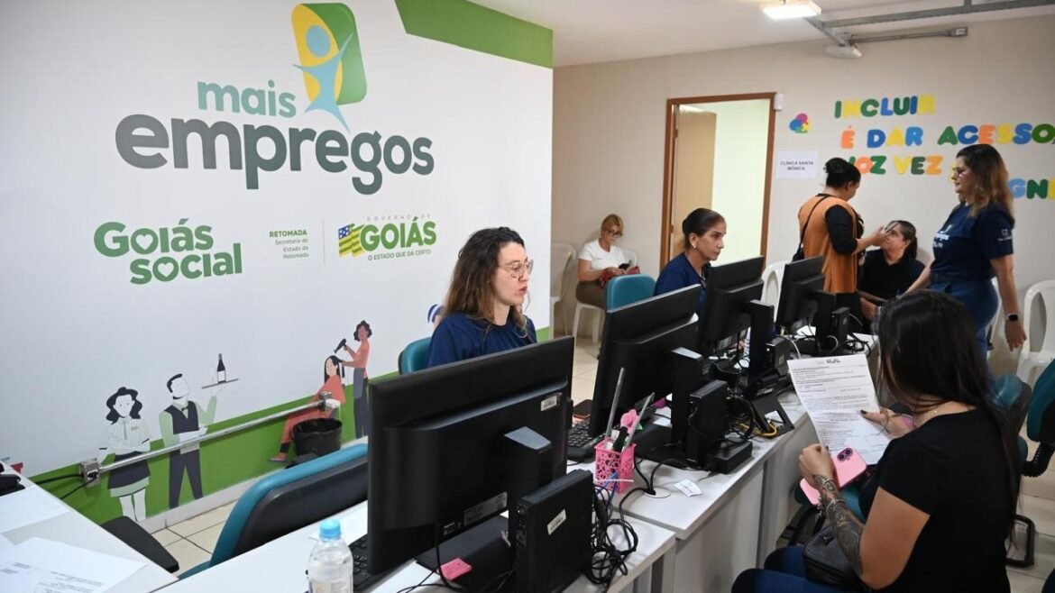 Feirão em Goiânia: atendimento em mesas com computadores em ação anterior do Mais Empregos