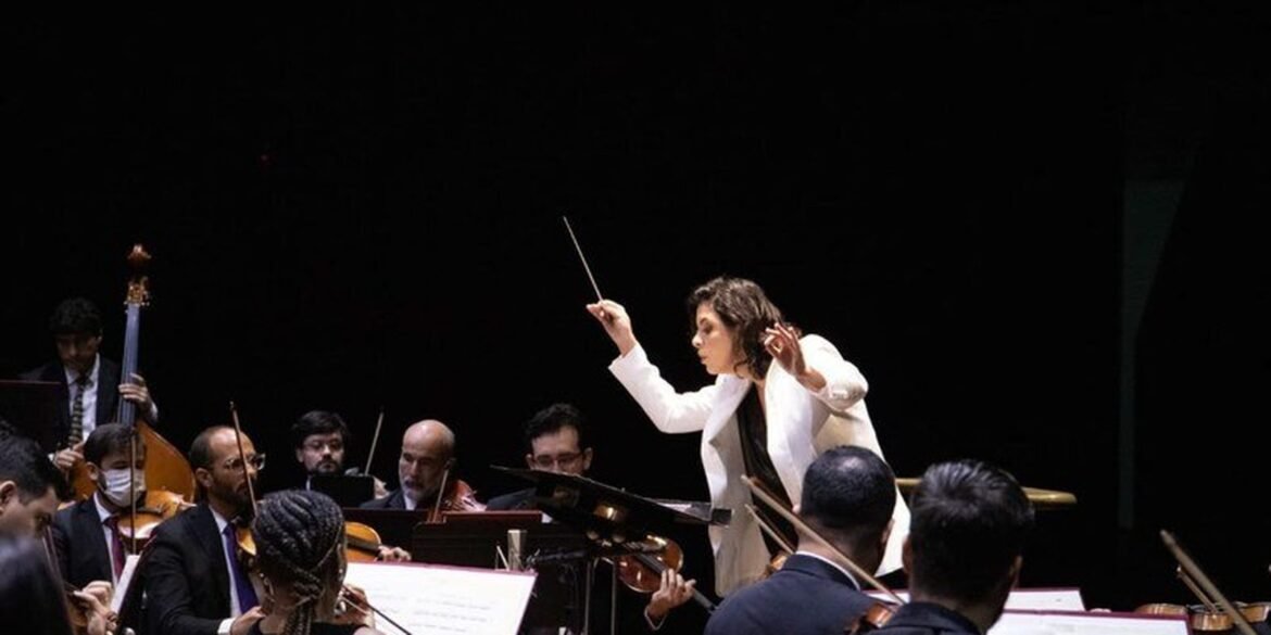 Regente e instrumentistas da Filarmônica em foto de arquivo sobre concerto em Goiânia