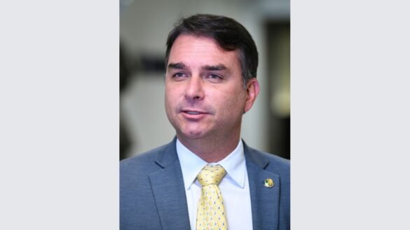 Flávio Bolsonaro de terno e gravata em fotografia de arquivo de 2022
