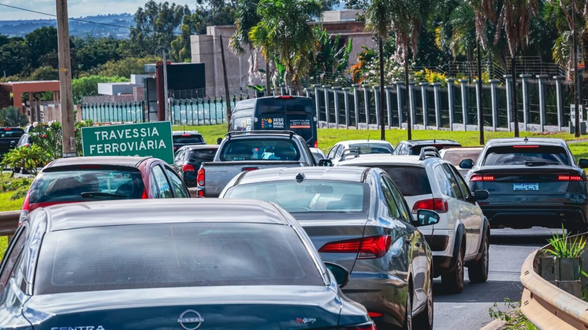 Fila de veículos em imagem que ilustra o vencimento do IPVA em Goiás