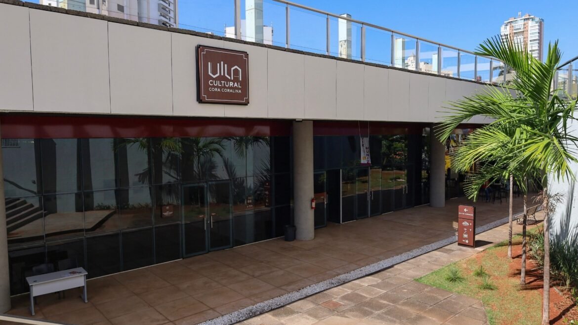 Fachada iluminada da Vila Cultural Cora Coralina, espaço do aniversário de Goiânia